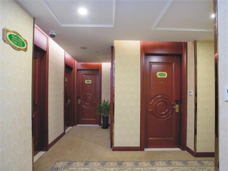 Vienna Classic Hoingqiao National Exhibition Centre Xujing Hotel 3*